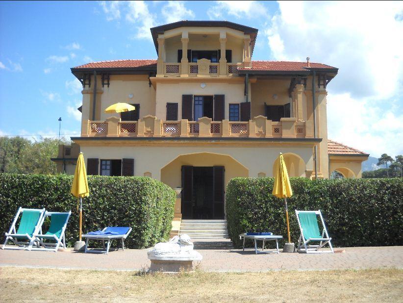 Ostello Apuano Marina Di Carrara Exterior foto